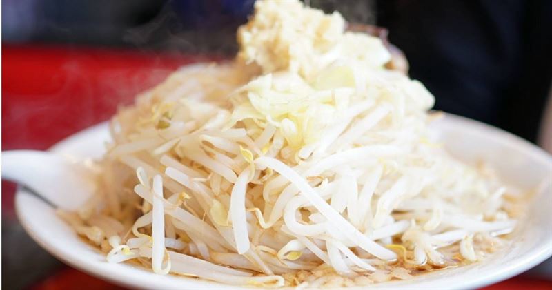因豆芽菜生產商銳減,多家以大量豆芽菜聞名的「二郎系」拉麵店,被迫暫停蔬菜加量的服務。(圖/photoAC)