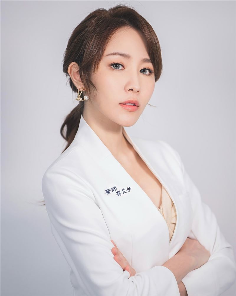有「牙醫界林志玲」封號的牙醫劉芷伊推出個人首本寫真。(圖/翻攝自Dr. Chavelle 劉芷伊醫師臉書)