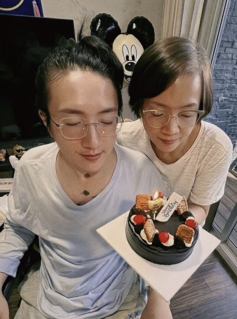 阿Mo(左)迎來32歲生日。(圖/翻攝自IG)