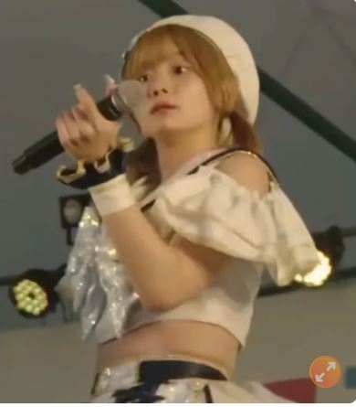 9人女子偶像團體「FES☆TIVE」正在台上表演。（圖／翻攝自X）