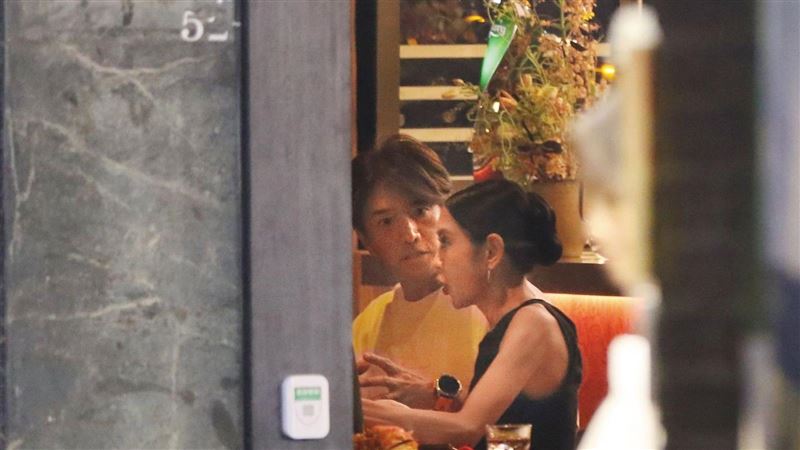親密碰肩零距離　楊千霈依偎他喝起交杯酒