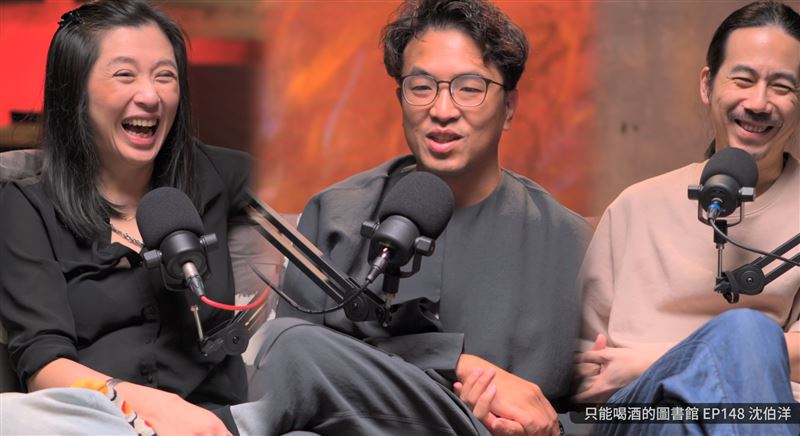 沈伯洋近日接受 Podcast 節目《只能喝酒的圖書館》專訪,談參選台北市長的心聲,霸氣喊「來選就是要選贏」。(圖/翻攝自只能喝酒的圖書館YouTube)