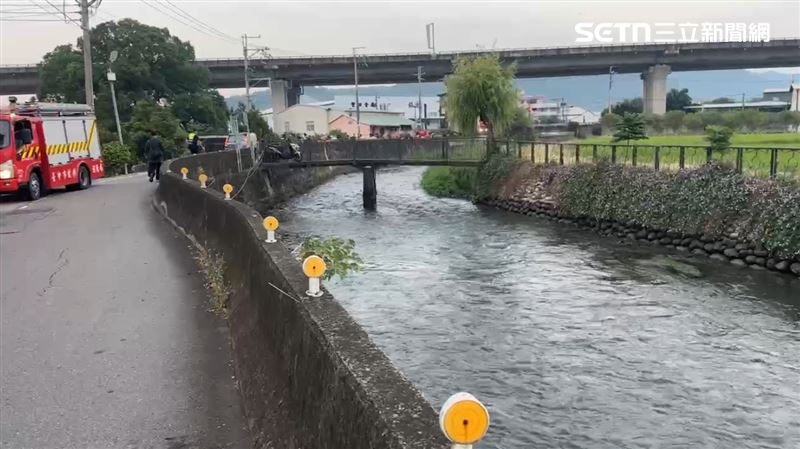台中豐原區葫蘆墩圳發生墜溝意外,騎士自撞護欄墜落圳溝,不幸死亡。(圖/翻攝畫面)