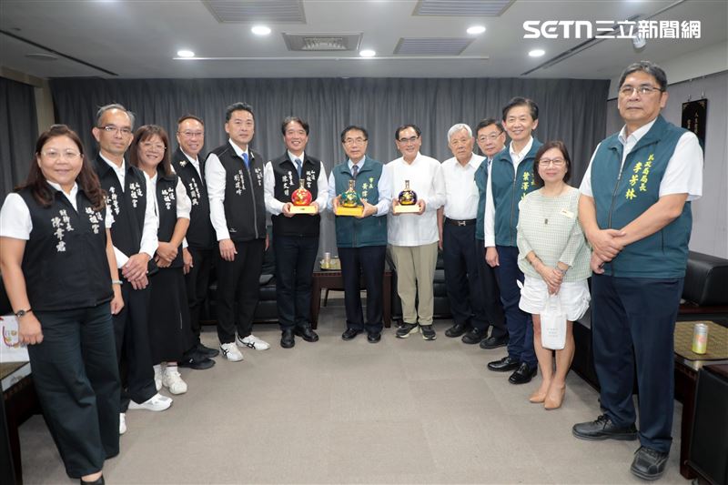 市長黃偉哲13日接待苗栗山邊媽祖宮代表,首廟天壇代表亦一同出席,在溫馨熱絡的氣氛中,就民俗文化傳承、傳統禮制及宗教交流交換意見。(圖/南市府提供)