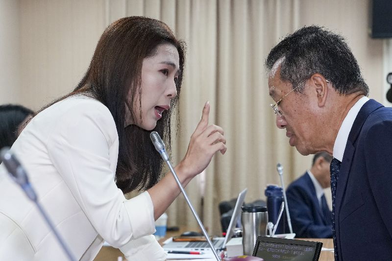 立法院外交及國防委員會14日邀請國防部長顧立雄(右)列席,針對「松山機場遷建與台中機場擴建之全國機場軍民航功能重塑」進行專案報告,國民黨立委、外交及國防委員會召委徐巧芯(左)會前與顧立雄交談