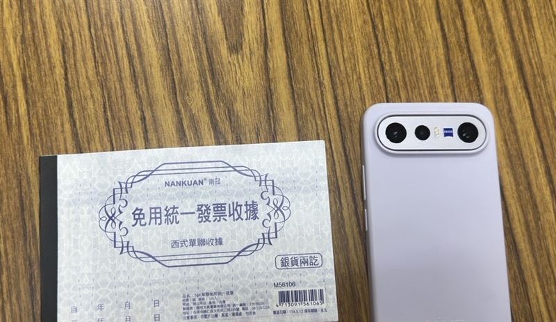 警方於現場查扣手機、統一發票收據等相關證物。（圖／翻攝畫面）
