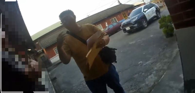 賴姓男子長年酒後叫囂並持刀恐嚇傷害黃姓鄰居,遭警方拘提。(圖/翻攝畫面)
