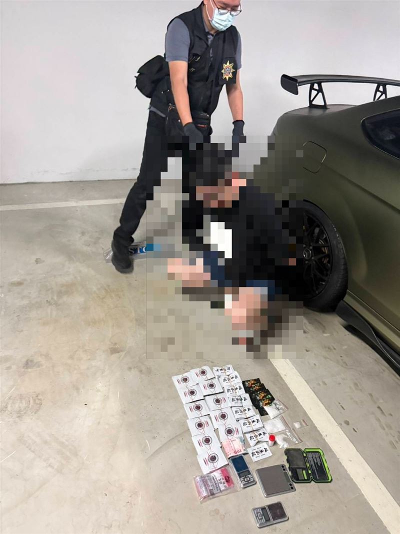 檢警前往陳姓主嫌住處攻堅逮人,搜出毒咖啡包及現金。(圖/翻攝畫面)