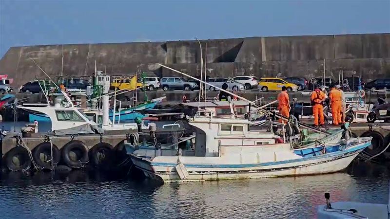 警消及海巡人員到場救援,落水男子被打撈上岸已明顯死亡。(圖/翻攝畫面)