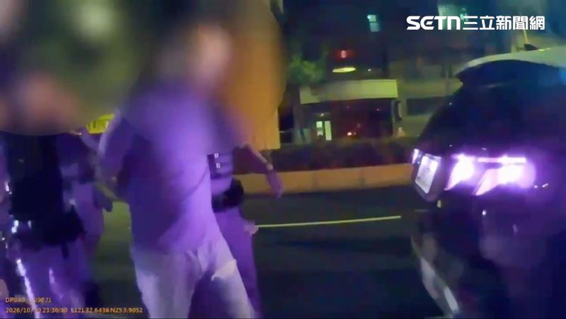 妻與路人爆口角　夫衝冠一怒揮拳遭警壓制