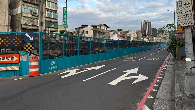 萬大線樹林區八德街施工現場街景。(圖/中信房屋提供)