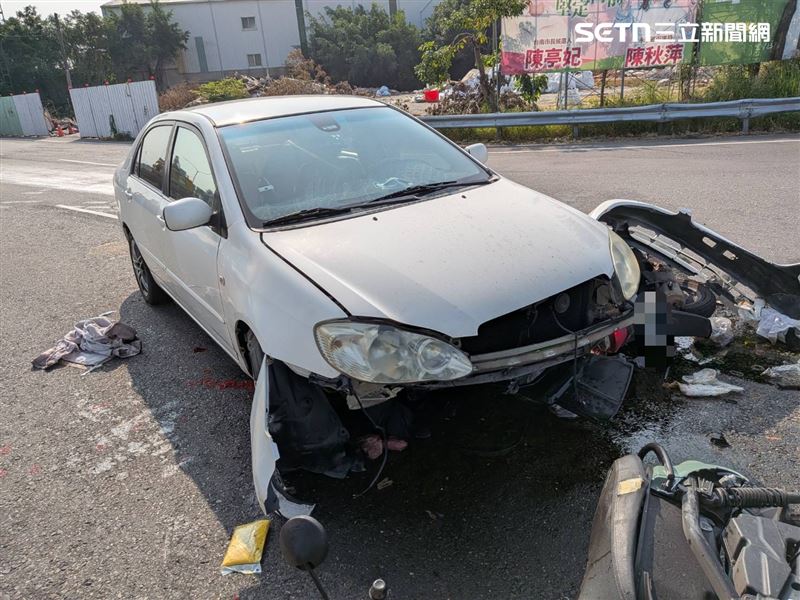 台南驚悚車禍！轎車下交流道後「猛撞2機車」，1OHCA送醫搶命。（圖／翻攝畫面）