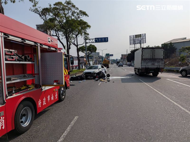 台南驚悚車禍！轎車下交流道後「猛撞2機車」，1OHCA送醫搶命。（圖／翻攝畫面）