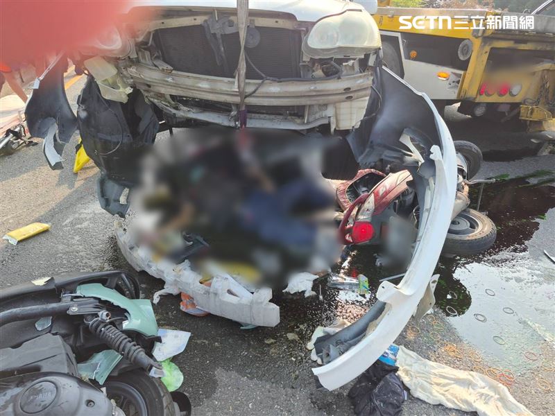 台南驚悚車禍！轎車下交流道後「猛撞2機車」，1OHCA送醫搶命。（圖／翻攝畫面）
