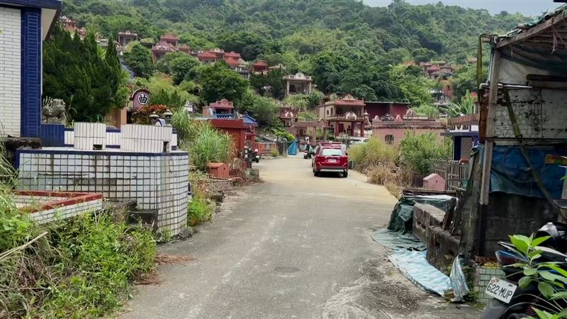警消至基隆南榮公墓搜索迷途的陳男。(圖/翻攝畫面)