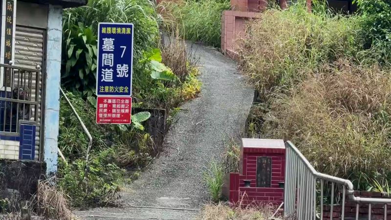 陳男進入基隆南榮公墓工作迷途走不出來。(圖/翻攝畫面)