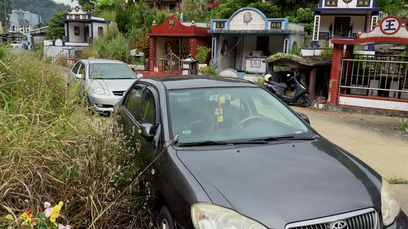 陳男家屬在公墓路上找到他的車子。(圖/翻攝畫面)