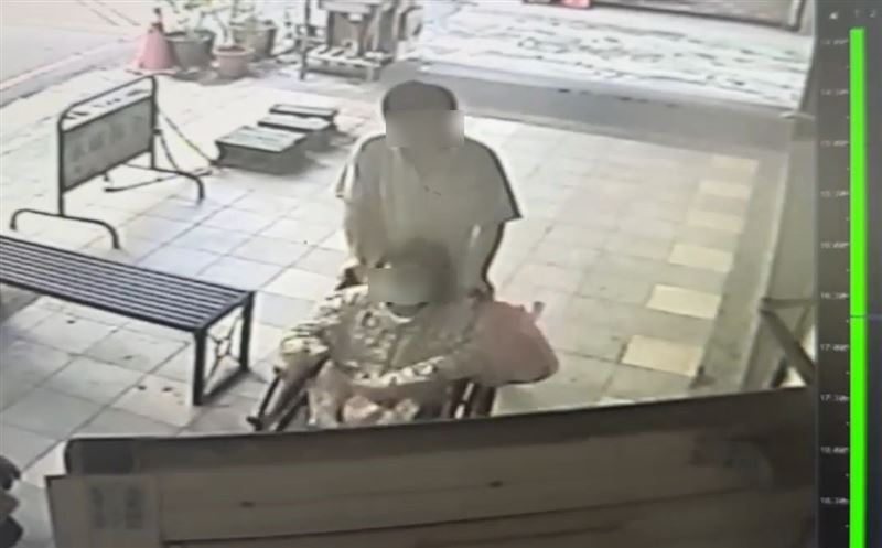 37歲林姓男子與母親同住，常接送坐輪椅的母親搭復康巴士洗腎，事發前鄰居表示未察覺有異樣。(圖／翻攝畫面)