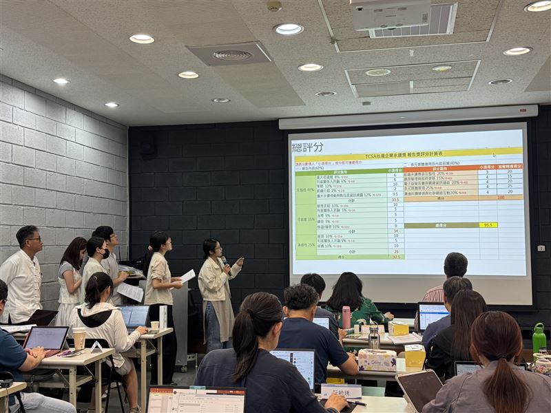 TAISE長期投入永續人才培育，圖為企業永續菁英培訓班實戰演練環節，參訓學員針對企業永續報告書進行閱讀、指標評比與現場簡報。（圖／TAISE提供）