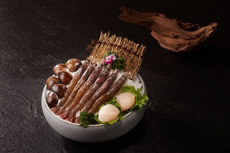 青花驕全日內用消費滿2,000元，贈海鮮三寶。（圖／品牌業者提供）