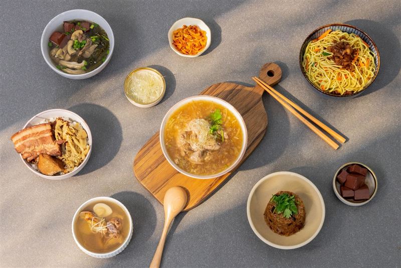 王爺王以肉羹為主角，搭配飯、麵與小菜，將熟悉的台灣小吃滋味帶上日常餐桌。（圖／品牌業者提供）
