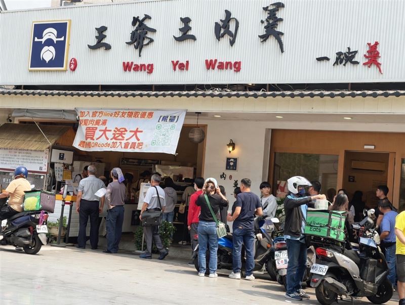 王爺王肉羹門市前的等候人潮。品牌透過教育訓練、開店準備與營運協助，支持加盟夥伴投入小吃經營。（圖／品牌業者提供）