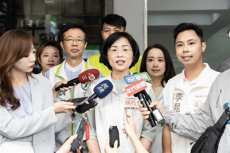 民進黨新北市長參選人蘇巧慧今（14）日赴板橋湳興市場掃街受訪。（圖／蘇巧慧競辦提供）