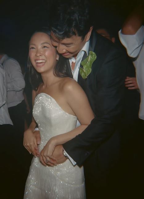 新娘Allison選穿台灣設計師品牌Nicole+Felicia婚紗,以此向在台長大的父母致敬。(圖/翻攝自IG @vogueweddings)