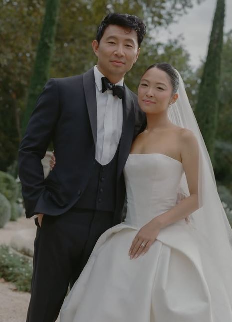 劉思慕透露儀式剛開始突飄細雨,深信是因疫情離世的祖父母默默在場見證。(圖/翻攝自IG @vogueweddings)