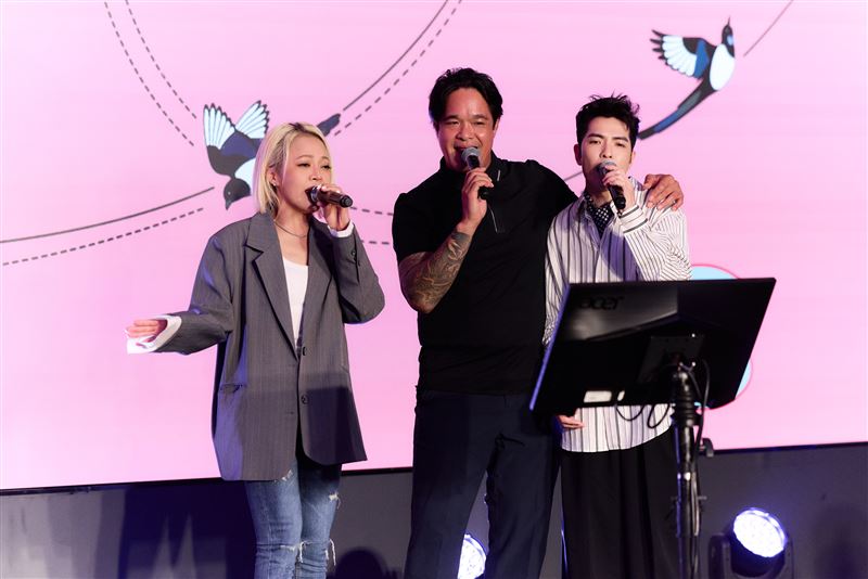 蕭敬騰與妻子林有慧（Summer）慶祝喜鵲娛樂成立20周年，不少大咖明星都來聚會。（圖／喜鵲娛樂提供）
