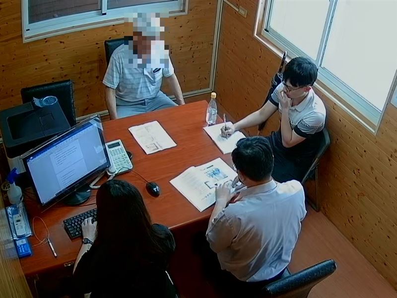 73歲洪姓男子往返金門、中國廈門帶貨謀生,因為攜帶半顆豬肉飯糰入境,遭罰款20萬。 (圖/台中分署提供)