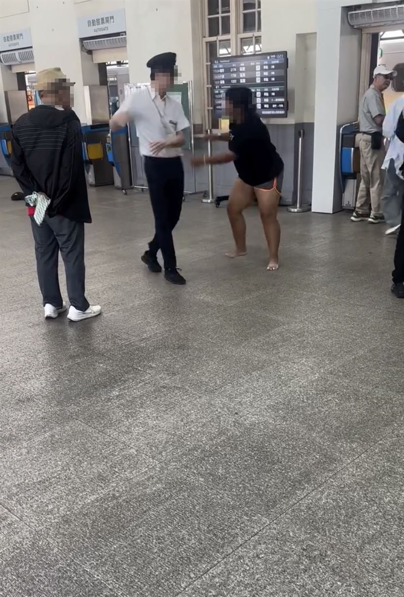黑衣女子企圖搬走車站內的椅子,遭站務員制止。(圖/翻攝自Threads@ethan961209japan)