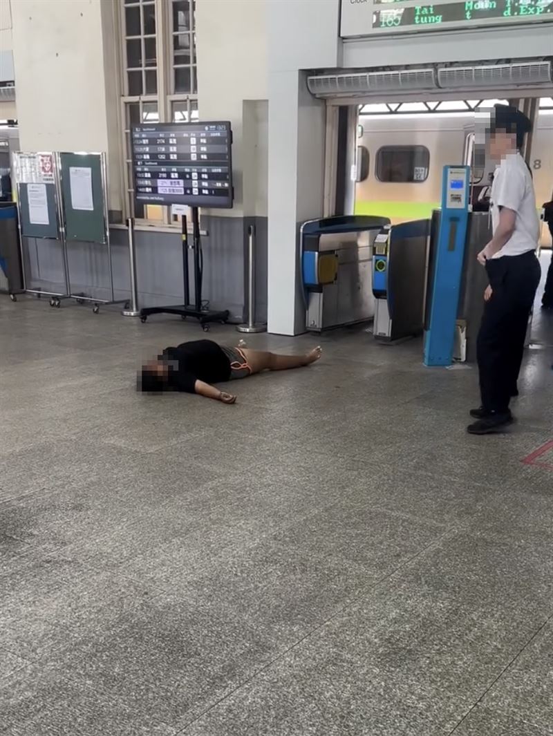 女子大字型躺在地上,最後被強制送醫。(圖/翻攝自Threads@ethan961209japan)