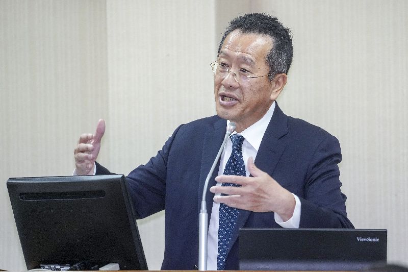 國防部長顧立雄(圖)14日赴立法院外交及國防委員會,就「松山機場遷建與臺中機場擴建之全國機場軍民航功能重塑」進行專案報告並備詢