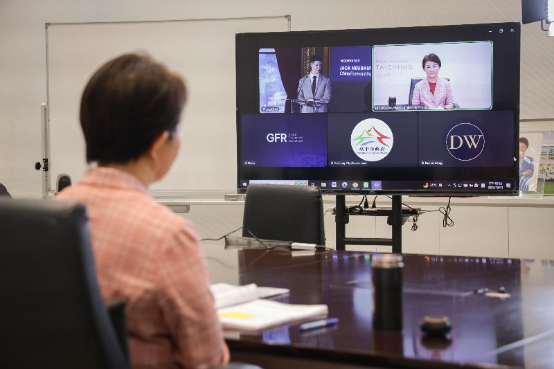 台中市長盧秀燕於美東時間13日視訊參與2026「全球熱點圓桌會議」,在會中發表20分鐘全英文演說,強調台灣應秉持「不挑釁、不投降、做好準備」原則,在強化國防實力的同時保留對話空間,以實力嚇阻衝突、以溝通降低風險。(台中市政府提供)