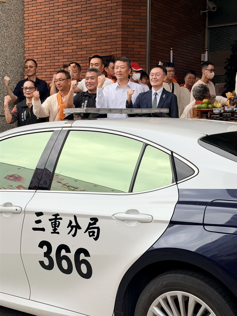 新北拱心宮、三重分局攜手接駕 感恩捐贈巡邏車及教育基金善舉。(圖/主辦單位提供)