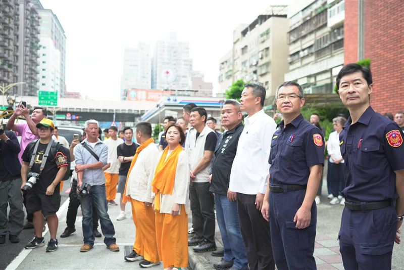 新北拱心宮、三重分局攜手接駕 感恩捐贈巡邏車及教育基金善舉。(圖/主辦單位提供)