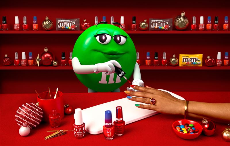OPI於2026年末聯名美式靈魂零食M&M’S,將繽紛美味的巧克力糖衣轉化為時尚指尖色彩。(圖/品牌業者提供)
