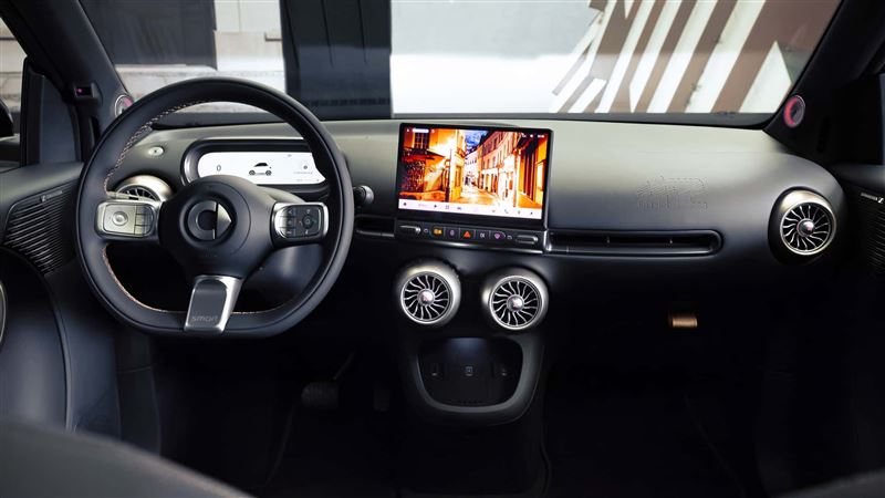 車內配備10.1吋中控螢幕、8.8吋駕駛資訊顯示器。(圖/翻攝Smart網站)