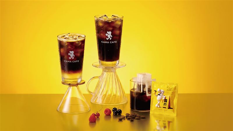 CAMA CAFE推出兩款20週年紀念手沖精選,更有20週年紀念濾掛。(圖/品牌業者提供)