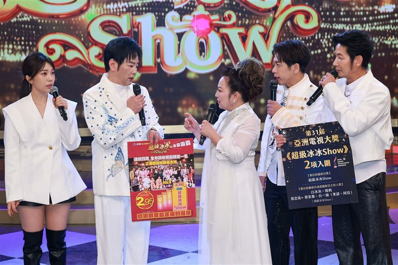 蔡家蓁(左起)、陽帆 白冰冰、台一線東諺、阿玟同台慶功。(圖/民視提供)