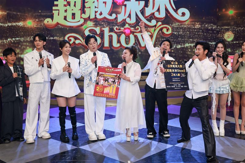 白冰冰(中)率主持群慶功。(圖/民視提供)