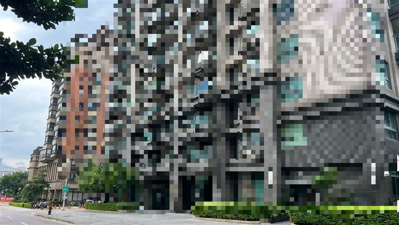 淡水社區雙屍命案！打開冰櫃「女屍」端坐