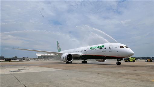 飛機落地滑行中…男掏打火機燒螢幕下場慘