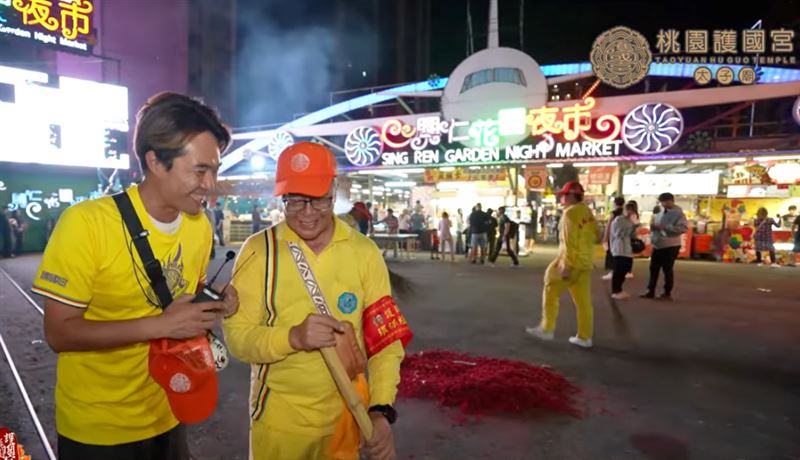 環保組志工在隊伍最後方清掃地面,清理食物殘渣、垃圾、彩帶及鞭炮灰塵。(圖/翻攝自桃園護國宮直播畫面)