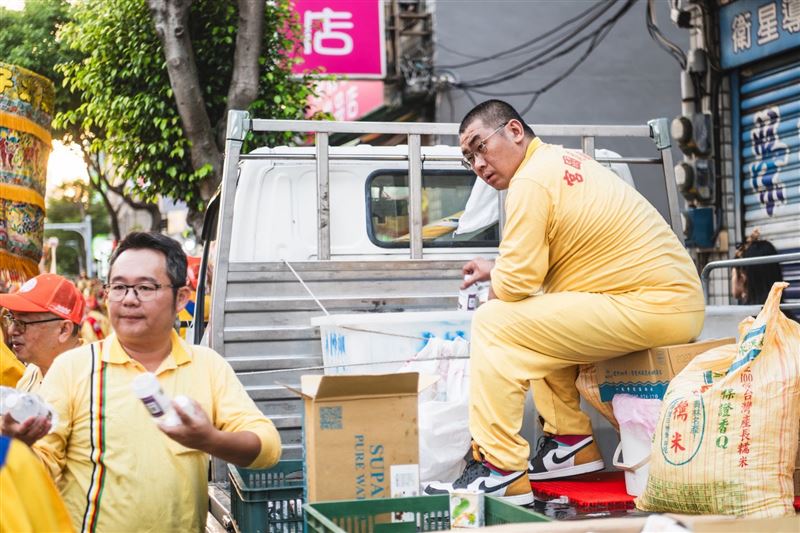 涼水車沿夜巡路線提供飲料與福食,服務參與活動的信眾。(圖/陳乃瑋攝影、桃園護國宮提供)