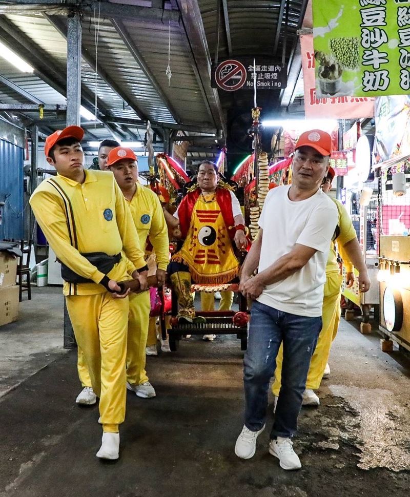 夜巡第四天,太子爺公進入興仁夜市巡視,夜市執行長也在現場發送包子福食與飲料。(圖/楊睿麟攝影、桃園護國宮提供)