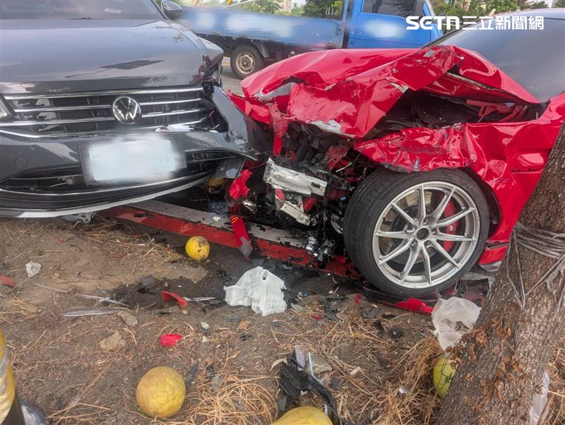 左轉遭直行車猛撞,台南小貨車駕駛搶救宣告不治。(圖/翻攝畫面)