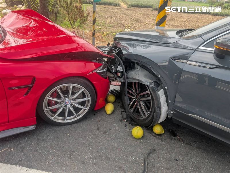 左轉遭直行車猛撞,台南小貨車駕駛搶救宣告不治。(圖/翻攝畫面)