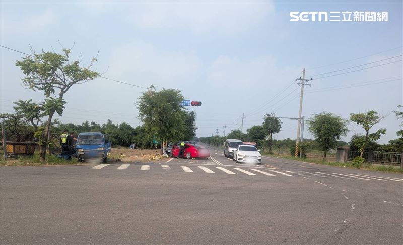左轉遭直行車猛撞,台南小貨車駕駛搶救宣告不治。(圖/翻攝畫面)
